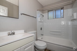 2BR, 1BA - 745SF - Sierra Oaks