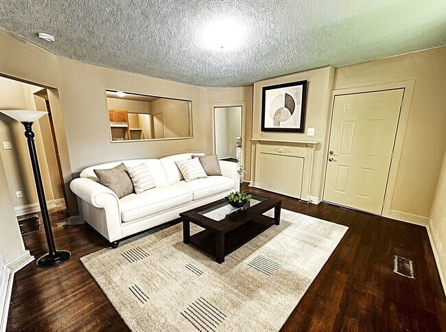 Foto del edificio - Beautifully Renovated 3 Bedroom 1 Bath Home