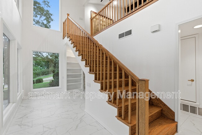 Foto del edificio - 317 Chandler Lake Ct