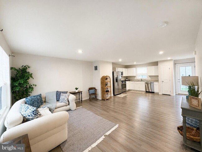 Building Photo - 27003 Greenleaf Dr