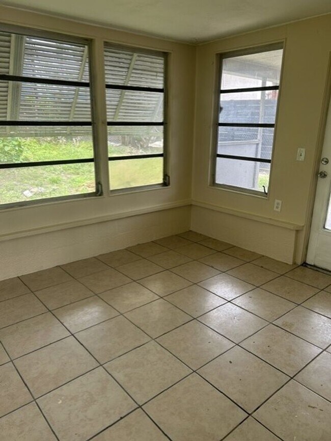 Building Photo - 2527 Cheval Dr