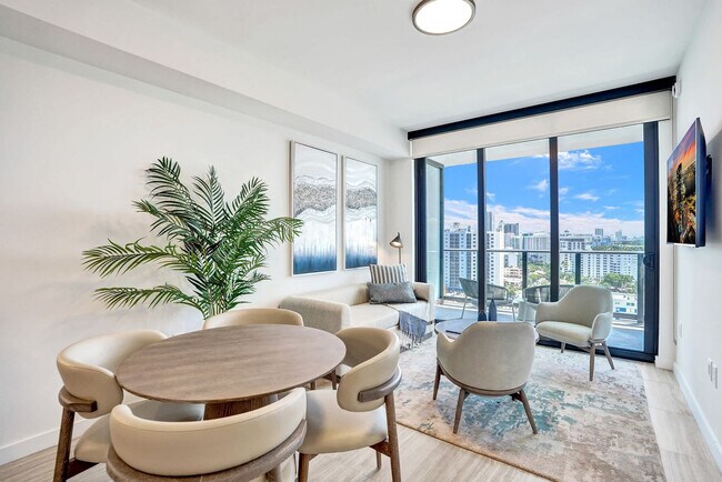 Foto del edificio - 7144 Byron Ave