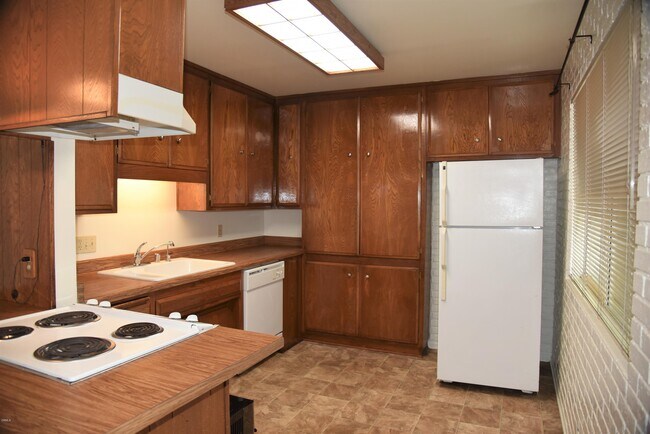 Building Photo - 1529 Vista Del Mar Dr