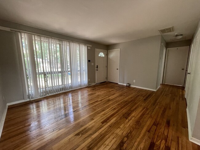 Building Photo - 540 Camrose Dr