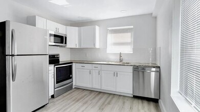 Building Photo - 2737 Stuart Dr