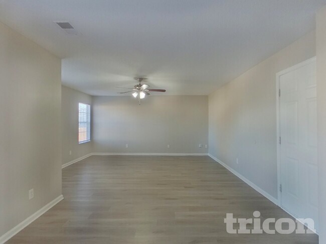 Foto del edificio - 204 Fox Grove Cir