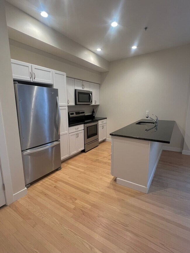 Foto del edificio - Putnam Hotel – $2,041 – 1 Bedroom/1 Bathroom, 690 SQ.FT. – UTILITIES INCLUDED, Available Immediately