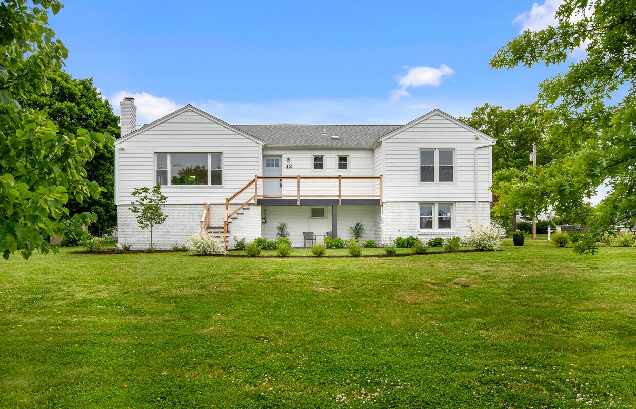 Primary Photo - 42 Calf Pasture Beach Rd