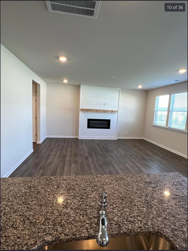 Building Photo - 2011 Weddington Pointe Dr