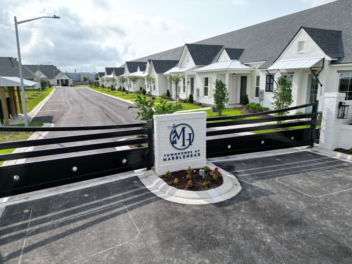 Foto principal - Brand New Single Story Furnished Townhome!