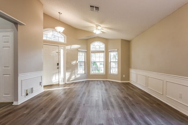 Foto del edificio - 15849 Green Cove Blvd