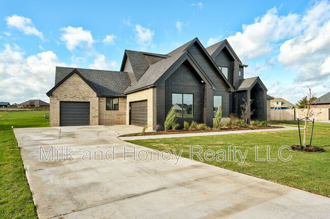 Building Photo - 2101 Dax Ln