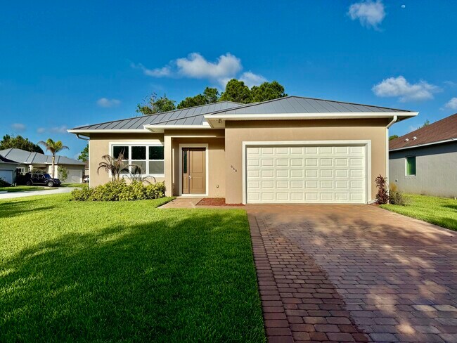 Building Photo - 660 NE Moss Rose Pl