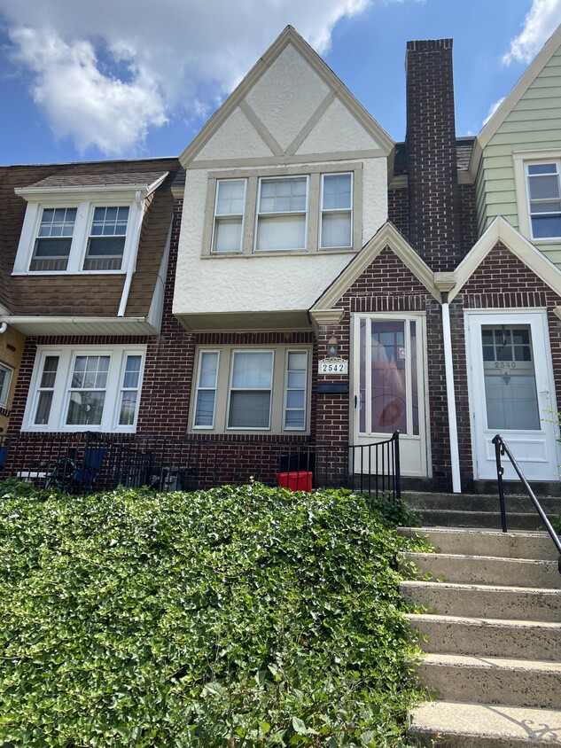 2542 Grant St, Mount Penn, PA 19606 Townhouse for Rent in Mount Penn