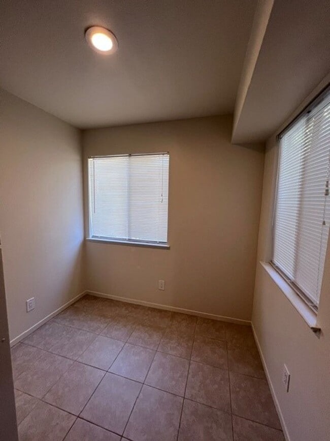 Building Photo - Freshly painted condo with new carpet in gated community.