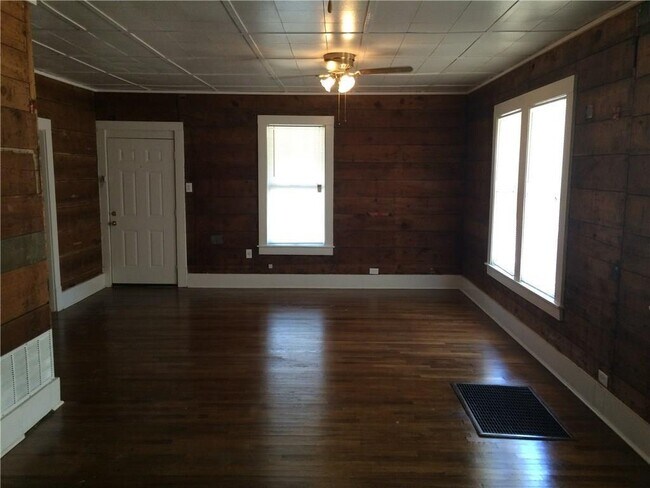 Building Photo - 906 N Bell Ave