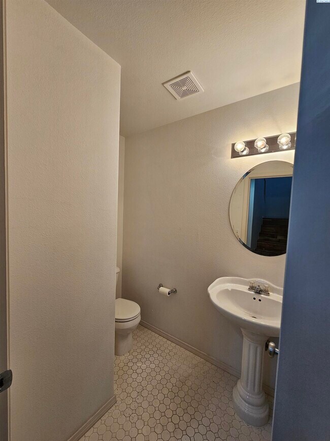 Foto del edificio - Spacious West Pasco Townhouse, Pets Welcome!