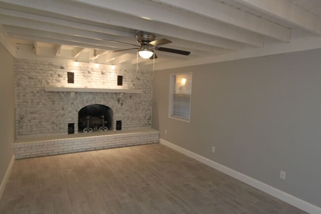 Building Photo - Charming & Spacious 4 Bedroom + Bonus Room...