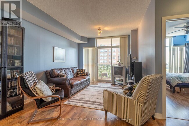 Photo du bâtiment - 551 Maple Ave