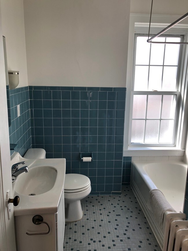 377 Fisher Rd Unit 377, Grosse Pointe, MI 48230 Apartments in Grosse