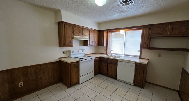 Building Photo - Mustang Schools