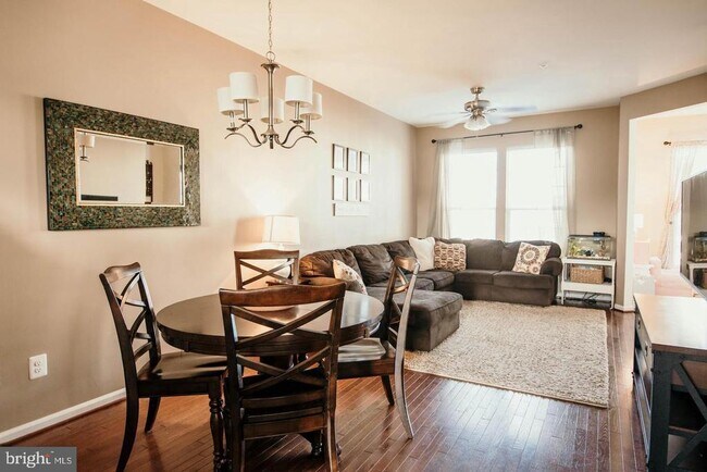 Foto del edificio - 7454 Riding Meadow Way
