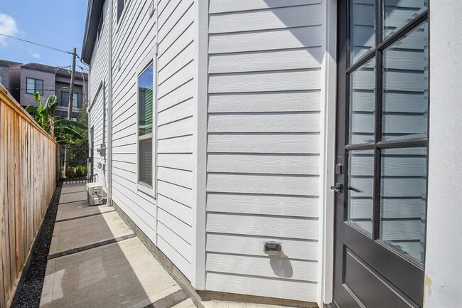 Building Photo - 4112 Marina St