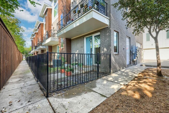 Building Photo - End Unit Townhome