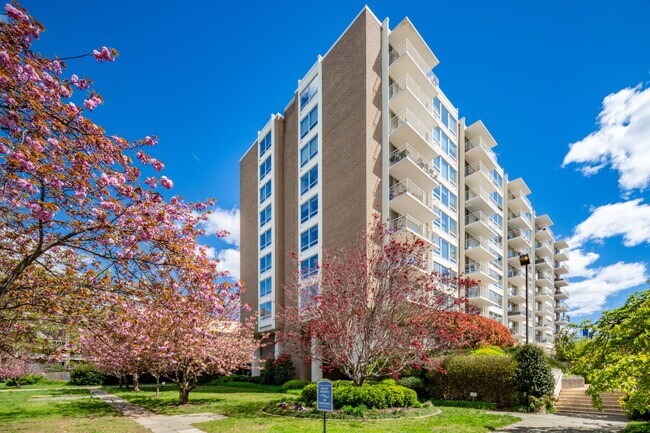 Foto del edificio - 1425 4th St SW