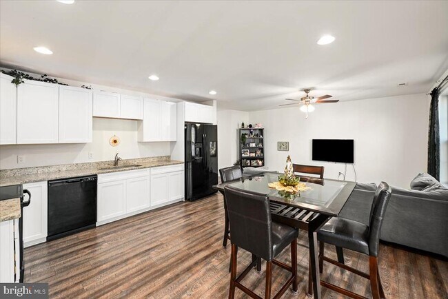 Building Photo - 105A S West St