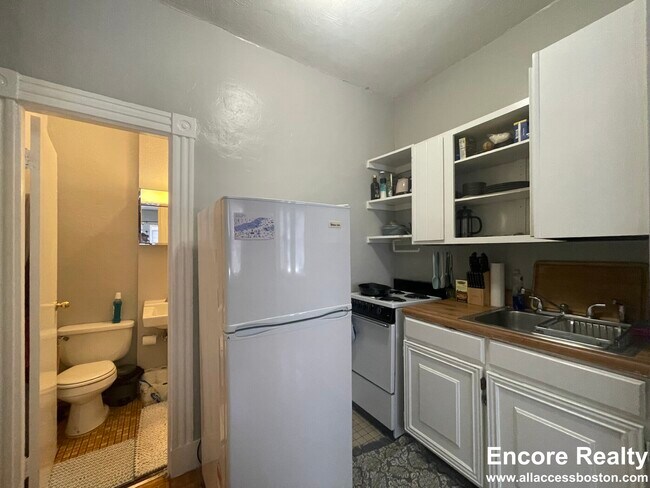 Building Photo - 40 Anderson St