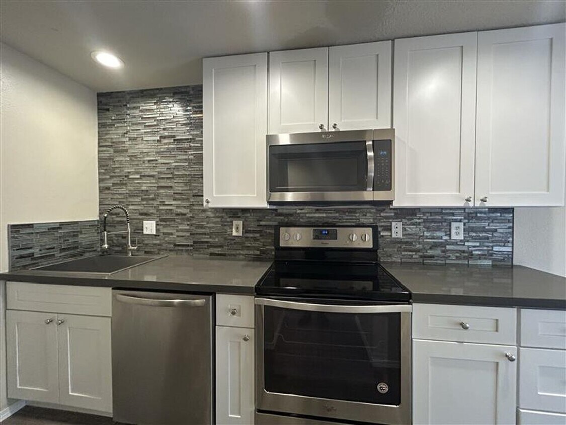 Foto principal - 2 Bed 1.5 Townhouse in South Salem w/Fence...