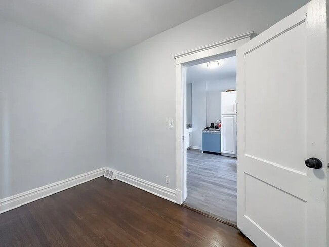 Foto del edificio - 3649 W Montrose Ave