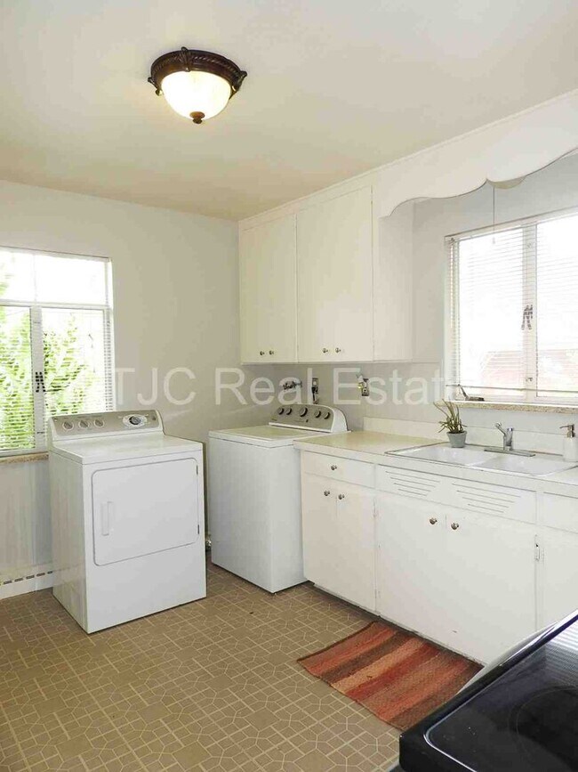 Foto del edificio - DU Home for Rent!  Upper Unit Available.