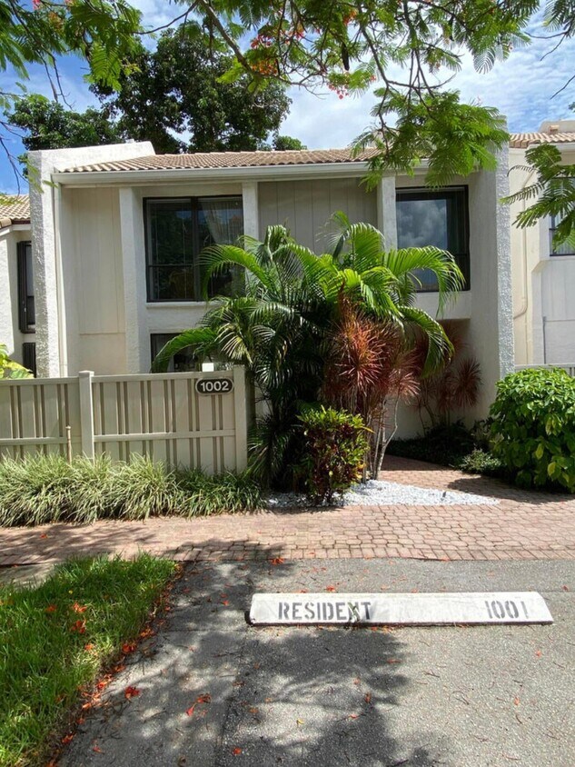 Primary Photo - 1002 Bridgewood Pl
