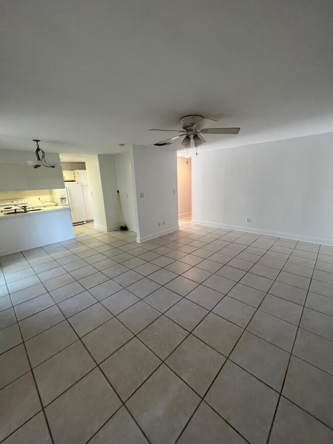 Foto del edificio - 420 Westwood Dr