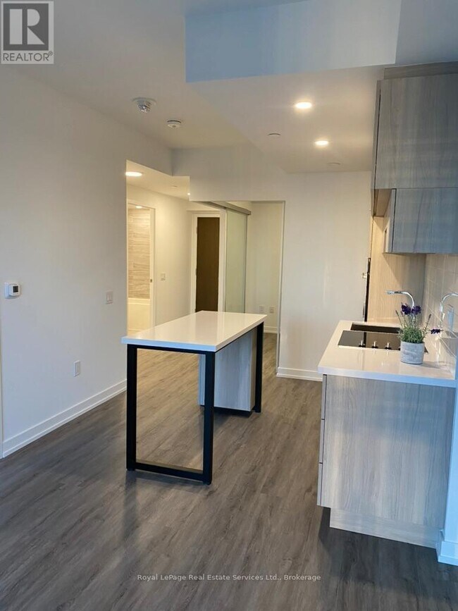 Building Photo - 39 Roehampton Ave