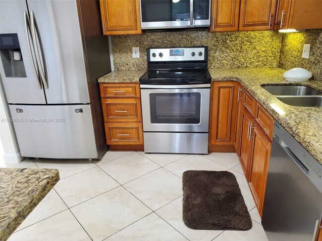 Foto del edificio - 2460 NE 215th St