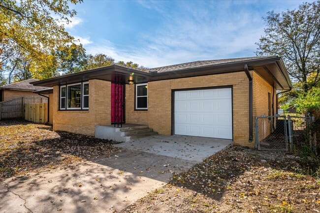 Building Photo - 809 N Ross Ave