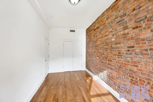 Building Photo - 3 bedroom in Brooklyn NY 11233