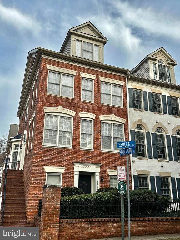 Building Photo - 1607 Seneca Ave