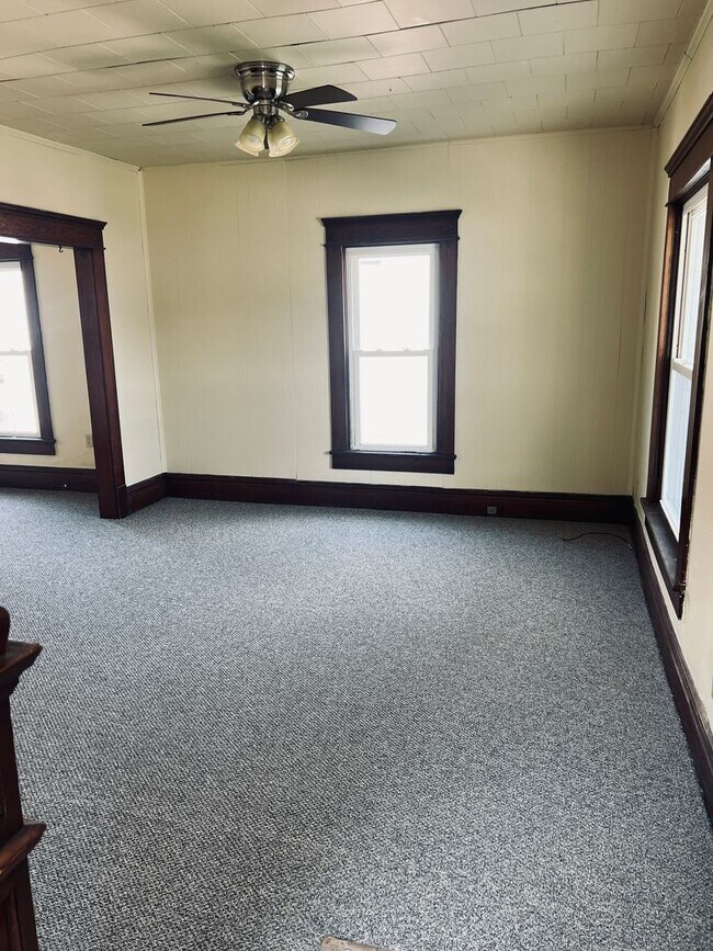 Building Photo - Large 3 bedroom Single Family Home