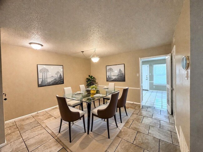 Foto del edificio - Single-level living on ground floor  |  Fresh paint (July 2026)  |  2 carports  |  Community Pool...