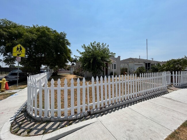 Building Photo - 11136 Redfern Ave