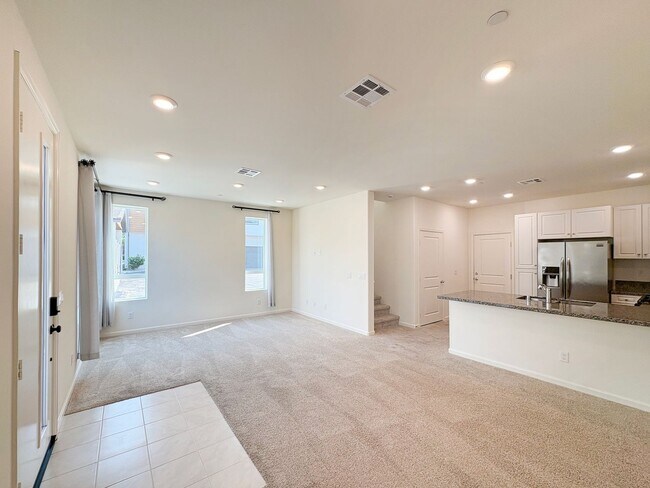 Foto del edificio - Beautiful 3B/2.5BA Townhome in Vista for R...