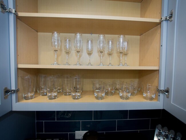 Building Photo - Fully Furnished 2 Bedroom Townhome in Gate...