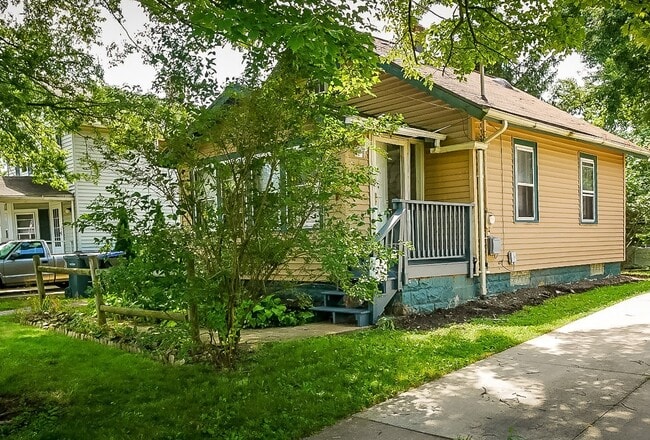 Building Photo - A Nice 2br. Cozy Cuyahoga Falls Colonial -...