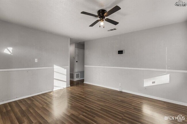 Building Photo - 1411 Deville St