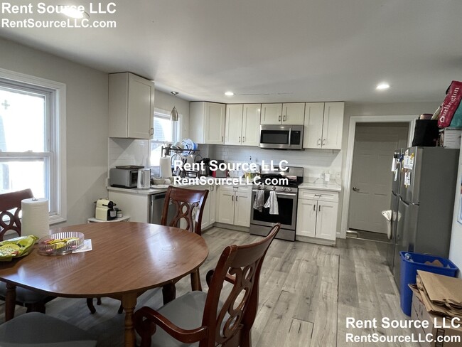 Building Photo - 73 Thorndike St