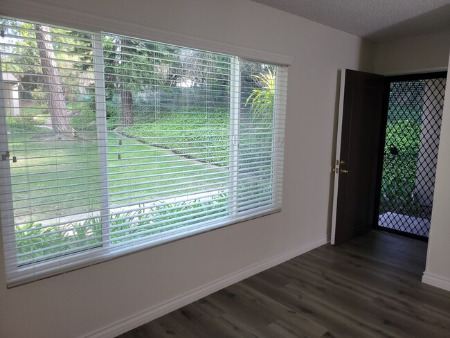 Building Photo - RPV Condo For LEASE | Strathmore Complex |...